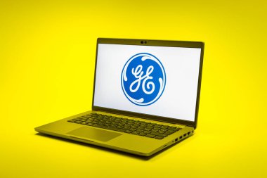 Prag, Çek Cumhuriyeti - 02 21 2025: Laptop yüzeyde Genel Elektrik logosunu gösteriyor.