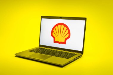 Prag, Çek Cumhuriyeti - 02 21 2025: Kabuk logosunu gösteren dizüstü bilgisayar.