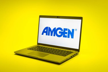 Prag, Çek Cumhuriyeti - 02 21 2025: Amgen logosunu gösteren dizüstü bilgisayar.