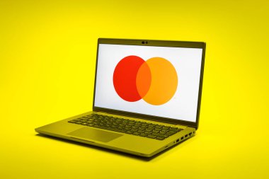 Prag, Çek Cumhuriyeti - 02 21 2025: Mastercard logosunu gösteren dizüstü bilgisayar.