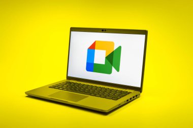Prag, Çek Cumhuriyeti - 02 21 2025: Google Meet logosunu gösteren dizüstü bilgisayar.