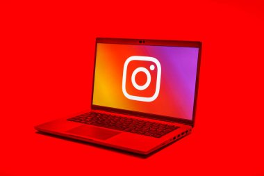 Prag, Çek Cumhuriyeti - 02 21 2025: Instagram logosu gösteren dizüstü bilgisayar.