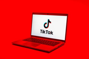 Prag, Çek Cumhuriyeti - 02 21 2025: TikTok logosunu gösteren dizüstü bilgisayar.
