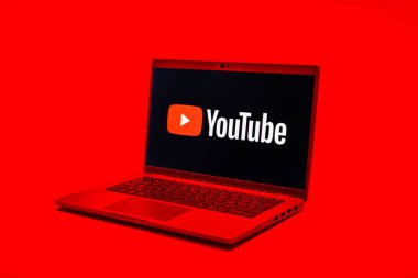 Prag, Çek Cumhuriyeti - 02 21 2025: Youtube logosunu gösteren dizüstü bilgisayar.