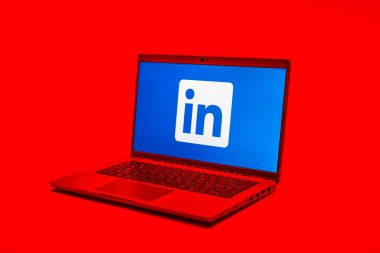 Prag, Çek Cumhuriyeti - 02 21 2025: LinkedIn logosunu gösteren dizüstü bilgisayar.
