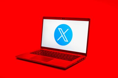 Prag, Çek Cumhuriyeti - 02 21 2025: X logosu gösteren dizüstü bilgisayar.