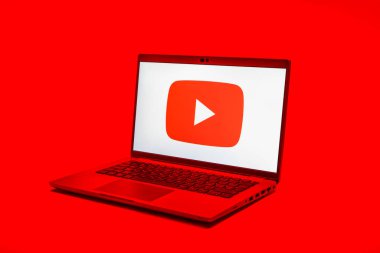 Prag, Çek Cumhuriyeti - 02 21 2025: Youtube logosunu gösteren dizüstü bilgisayar.