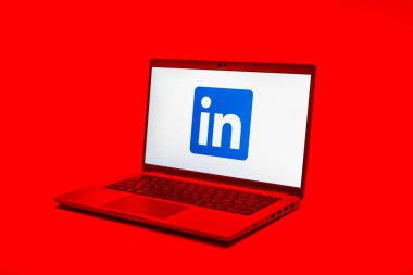 Prag, Çek Cumhuriyeti - 02 21 2025: LinkedIn logosunu gösteren dizüstü bilgisayar.