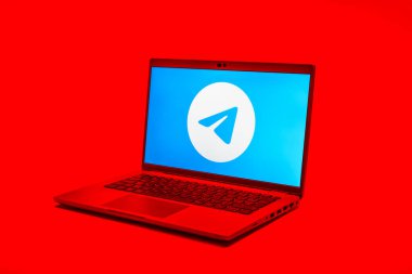 Prag, Çek Cumhuriyeti - 02 21 2025: Telegram logosunu gösteren dizüstü bilgisayar.