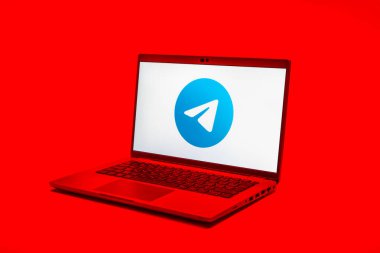 Prag, Çek Cumhuriyeti - 02 21 2025: Telegram logosunu gösteren dizüstü bilgisayar.