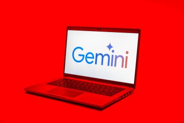 Prag, Çek Cumhuriyeti - 02 21 2025: Gemini logosunu gösteren dizüstü bilgisayar.