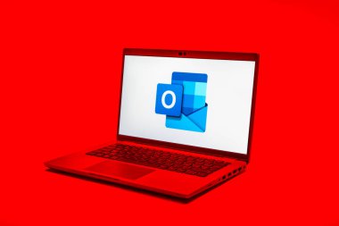 Prag, Çek Cumhuriyeti - 02 21 2025: Laptop Outlook logosunu gösteriyor.