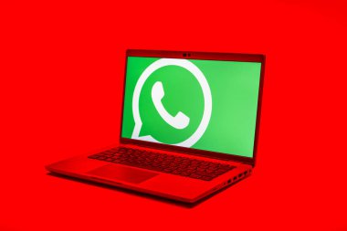 Prag, Çek Cumhuriyeti - 02 21 2025: yüzeyde WhatsApp logosunu gösteren dizüstü bilgisayar.