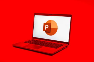 Prag, Çek Cumhuriyeti - 02 21 2025: Powerpoint logosunu gösteren dizüstü bilgisayar.