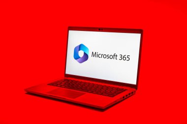 Prag, Çek Cumhuriyeti - 02 21 2025: Microsoft 365 logosunu gösteren dizüstü bilgisayar.