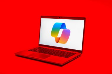 Prag, Çek Cumhuriyeti - 02 21 2025: Yüzeyde Copilot logosu gösteren dizüstü bilgisayar.