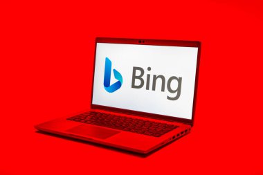 Prag, Çek Cumhuriyeti - 02 21 2025: Bing logosunu gösteren dizüstü bilgisayar.