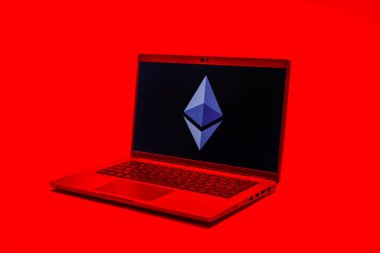 Prag, Çek Cumhuriyeti - 02 21 2025: Ethereum logosunu gösteren dizüstü bilgisayar.