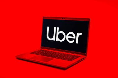 Prag, Çek Cumhuriyeti - 02 21 2025: Uber logosunu gösteren dizüstü bilgisayar.