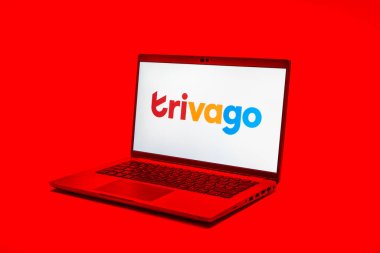 Prag, Çek Cumhuriyeti - 02 21 2025: Trivago logosunu gösteren dizüstü bilgisayar.