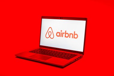 Prag, Çek Cumhuriyeti - 02 21 2025: Airbnb logosunu gösteren dizüstü bilgisayar.