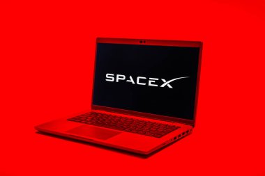 Prag, Çek Cumhuriyeti - 02 21 2025: SpaceX logosunu gösteren dizüstü bilgisayar.