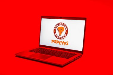 Prag, Çek Cumhuriyeti - 02 21 2025: Popeyes logosunu gösteren dizüstü bilgisayar.