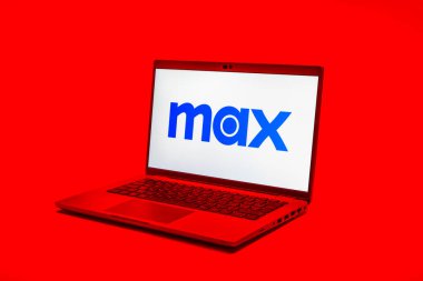 Prag, Çek Cumhuriyeti - 02-21-2025: Max logosunu gösteren dizüstü bilgisayar.