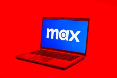 Prag, Çek Cumhuriyeti - 02-21-2025: Max logosunu gösteren dizüstü bilgisayar.