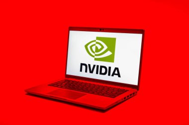 Prag, Çek Cumhuriyeti - 02 21 2025: NVIDIA logosunu gösteren dizüstü bilgisayar.