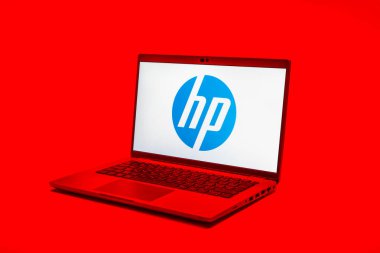 Prag, Çek Cumhuriyeti - 02-21-2025: Hewlett-Packard logosunu gösteren dizüstü bilgisayar.