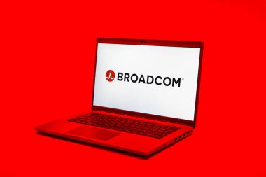 Prag, Çek Cumhuriyeti - 02 21 2025: Broadcom logosunu gösteren dizüstü bilgisayar.