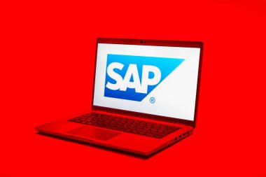 Prag, Çek Cumhuriyeti - 02 21 2025: SAP logosunu gösteren dizüstü bilgisayar.