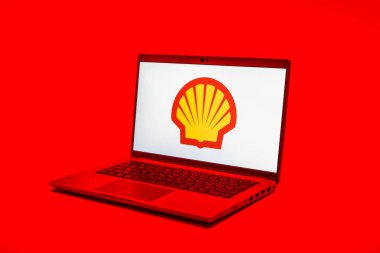 Prag, Çek Cumhuriyeti - 02 21 2025: Kabuk logosunu gösteren dizüstü bilgisayar.