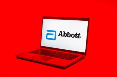 Prag, Çek Cumhuriyeti - 02 21 2025: Abbott Laboratuvarlarının logosunu gösteren dizüstü bilgisayar.