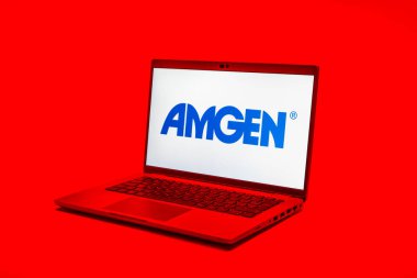 Prag, Çek Cumhuriyeti - 02 21 2025: Amgen logosunu gösteren dizüstü bilgisayar.
