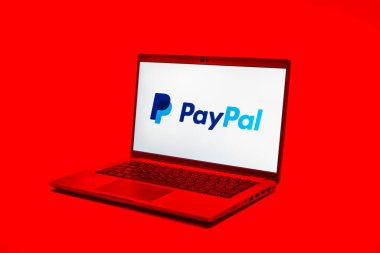 Prag, Çek Cumhuriyeti - 02 21 2025: PayPal logosunu gösteren dizüstü bilgisayar.