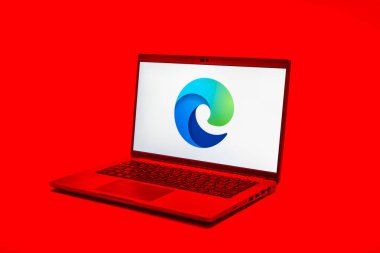 Prag, Çek Cumhuriyeti - 02 21 2025: Edge logosunu gösteren dizüstü bilgisayar.
