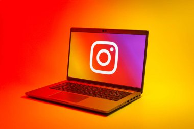 Prag, Çek Cumhuriyeti - 02 21 2025: Instagram logosu gösteren dizüstü bilgisayar.