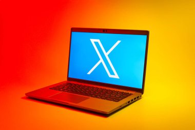 Prag, Çek Cumhuriyeti - 02 21 2025: X logosu gösteren dizüstü bilgisayar.