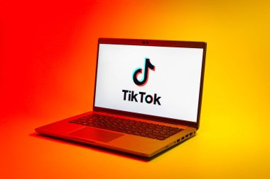 Prag, Çek Cumhuriyeti - 02 21 2025: TikTok logosunu gösteren dizüstü bilgisayar.