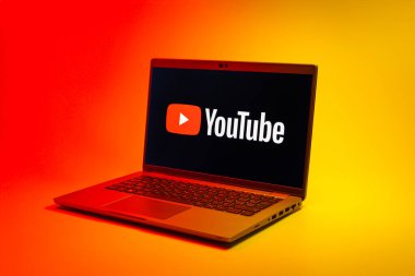 Prag, Çek Cumhuriyeti - 02 21 2025: Youtube logosunu gösteren dizüstü bilgisayar.