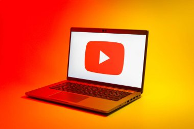 Prag, Çek Cumhuriyeti - 02 21 2025: Youtube logosunu gösteren dizüstü bilgisayar.