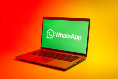 Prag, Çek Cumhuriyeti - 02 21 2025: yüzeyde WhatsApp logosunu gösteren dizüstü bilgisayar.