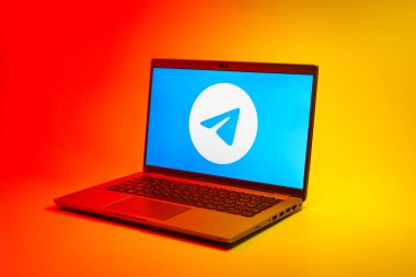 Prag, Çek Cumhuriyeti - 02 21 2025: Telegram logosunu gösteren dizüstü bilgisayar.