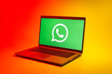 Prag, Çek Cumhuriyeti - 02 21 2025: yüzeyde WhatsApp logosunu gösteren dizüstü bilgisayar.