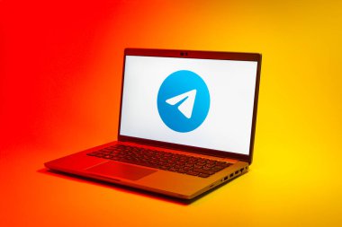 Prag, Çek Cumhuriyeti - 02 21 2025: Telegram logosunu gösteren dizüstü bilgisayar.