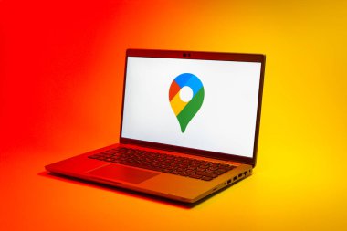 Prag, Çek Cumhuriyeti - 02 21 2025: Google Maps logosunu gösteren dizüstü bilgisayar.