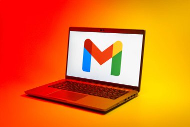 Prag, Çek Cumhuriyeti - 02 21 2025: Google Gmail logosunu gösteren dizüstü bilgisayar.