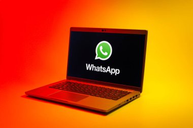 Prag, Çek Cumhuriyeti - 02 21 2025: yüzeyde WhatsApp logosunu gösteren dizüstü bilgisayar.